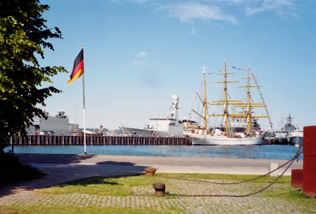 Marinestützpunkt mit Gorch Fock